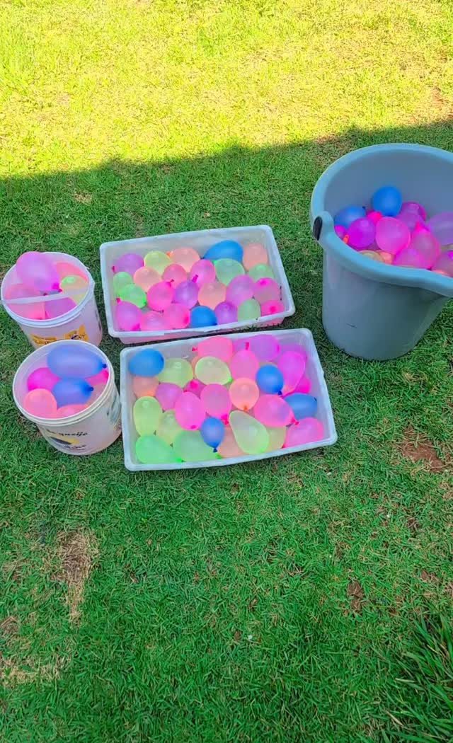 Brincadeira sensorial com água e bexigas coloridas