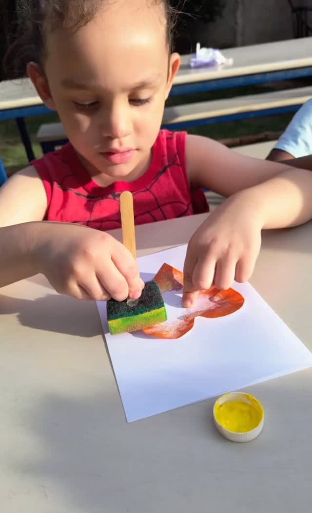 Criança do Projeto Broto Novo em atividade de arte