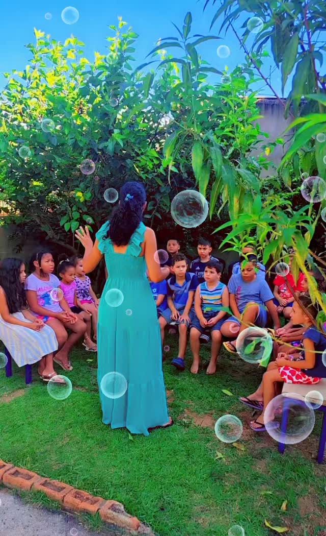 Brincadeira com bolhas de sabão no quintal