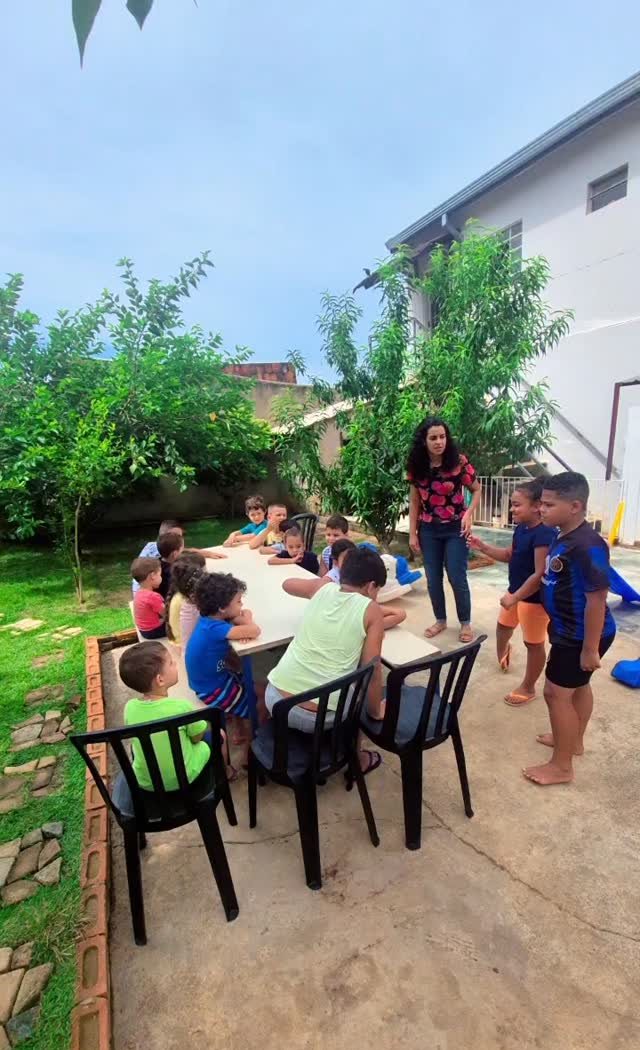 Atividade em mesa no quintal
