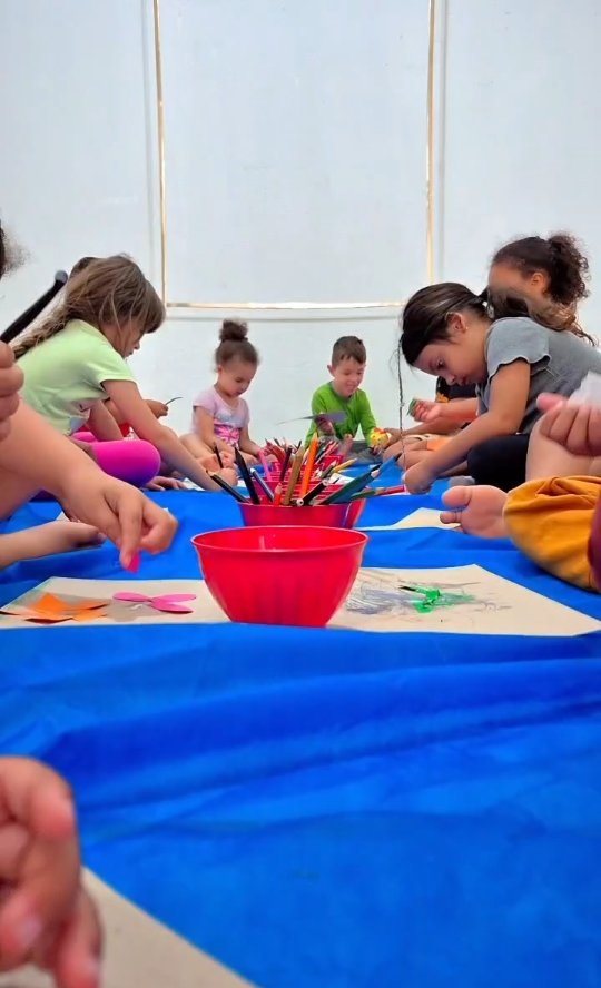 Crianças pintando em atividade de arte