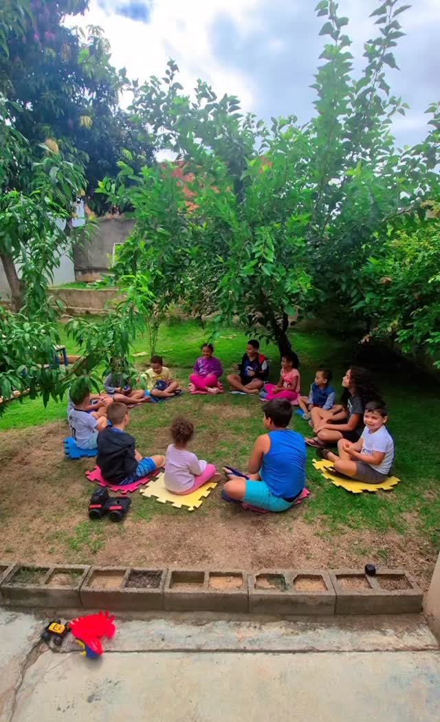 Roda de crianças no quintal do Projeto Broto Novo