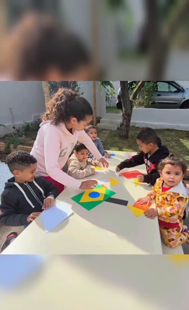 Crianças do Projeto Broto Novo em atividade de tangram na mesa