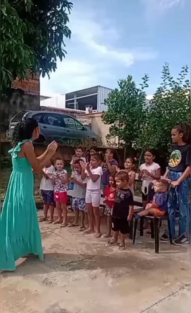 Turma do Projeto Broto Novo com a professora no quintal